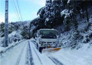 公道での除雪作業