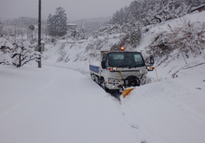 公道での除雪作業